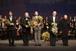 Od lewej: Daniel Synowiec - dyrektor artystyczny Chóru WUM, Wiesław Ochman - tenor, Miłosz Bembinow - kompozytor, autor muzyki do hymnu WUM, Jacek Cygan - autor słów hymnu WUM, Janusz Przybylski - dyrygent
